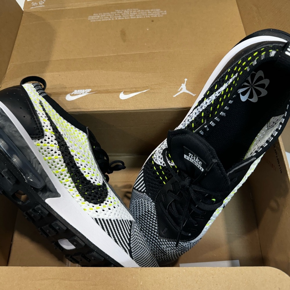 Nike Women's Sneakers Black White Green